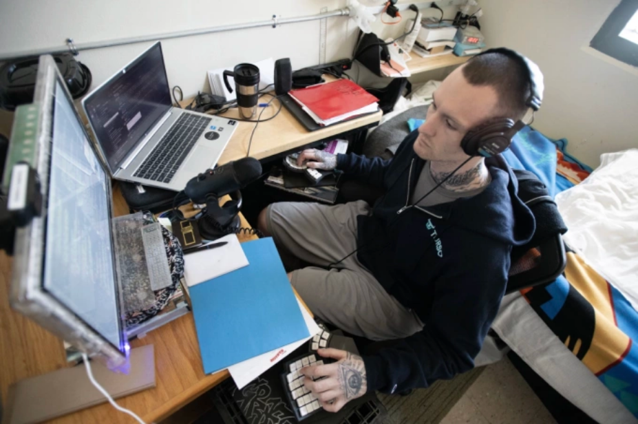 Preston Thorpe, 32 tuổi làm việc từ xa trong Trại cải tạo Mountain View (bang Maine) tháng 8/2025. Ảnh: Bangordailynews