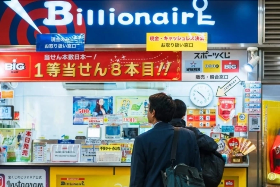 Người dân đợi mua vé số tại một cửa hàng ở Nhật Bản. Ảnh: SCMP