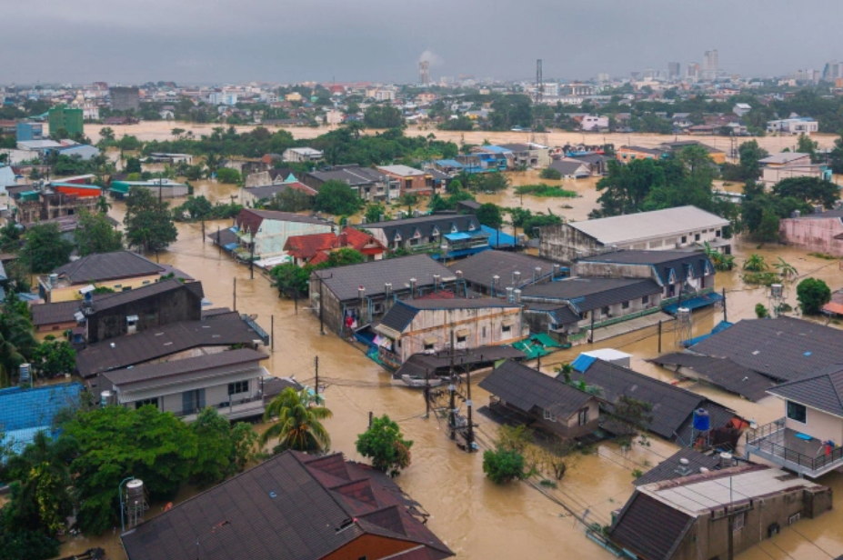 Nước lũ bủa vây khu dân cư ở Hat Yai, tỉnh Songkhla, miền nam Thái Lan, ngày 26/11. Ảnh: AFP