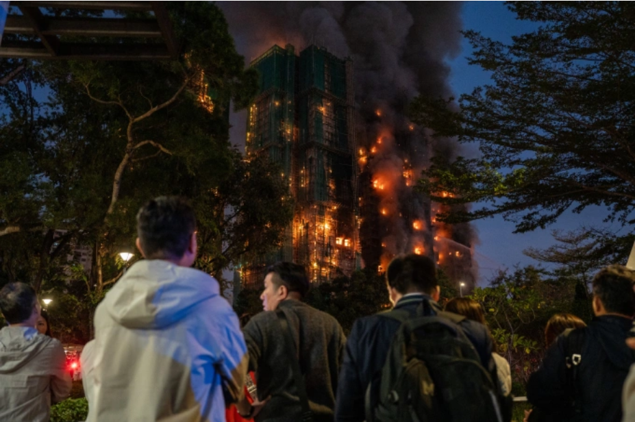 Người dân Wang Fuk Court nhìn ngọn lửa bốc lên tại các tòa nhà trong cụm chung cư ở quận Đại Bộ, Hong Kong ngày 26/11. Ảnh: Reuters