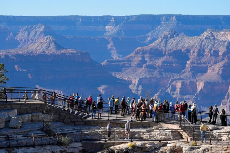 Du khách tại công viên quốc gia Grand Canyon, bang Ariozona, Mỹ ngày 1/10. Ảnh: AP