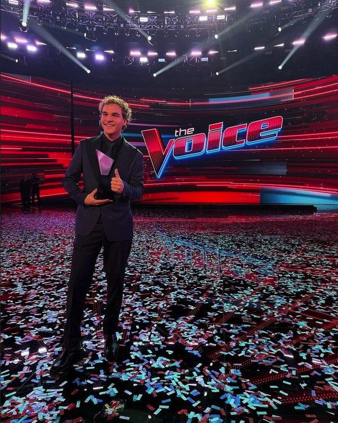 Aiden Ross bên chiếc cúp The Voice. Ảnh: Instagram/ Aiden Ross