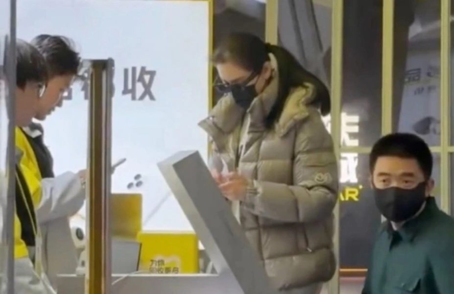 Tỷ phú Wang Lei và vợ tại một cửa hàng thu mua điện thoại cũ ở Bắc Kinh. Ảnh: QQ