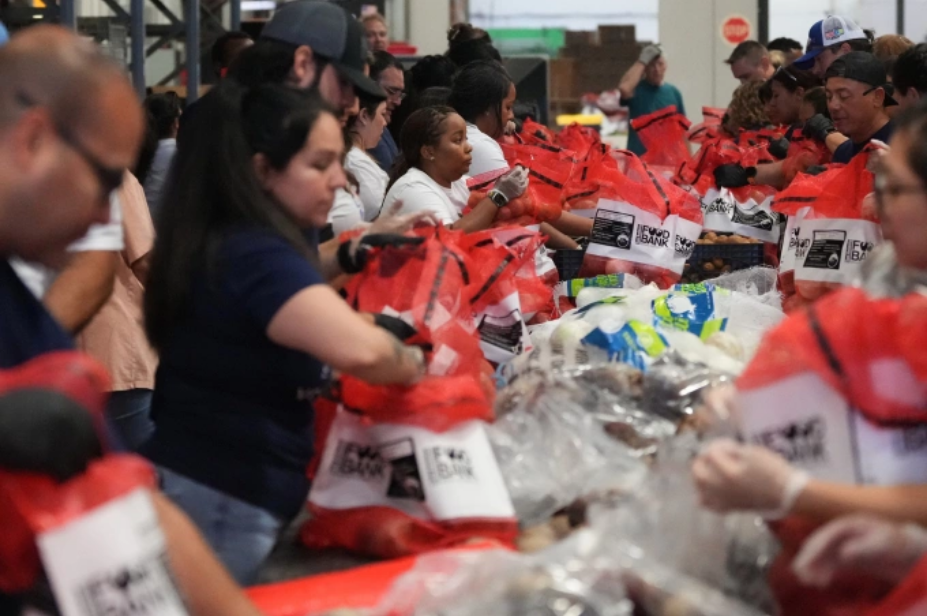 Người tình nguyện tại San Antonio, bang Texas, đóng gói thực phẩm hỗ trợ cho người nhận trợ cấp SNAP ngày 6/11, giữa giai đoạn chính phủ đóng cửa. Ảnh: AP