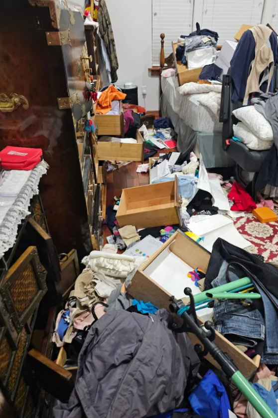 Căn nhà bừa bộn của gia đình ông Kim ở Eugene, bang Oregon sau vụ trộm. Ảnh: Chong Man Kim