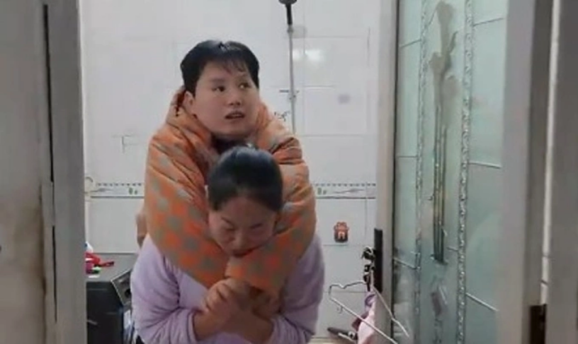 Bà Liu cõng con dâu đi vệ sinh cá nhân, tháng 10/2025. Ảnh: QQ
