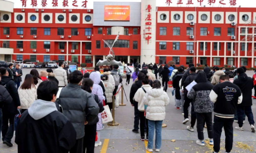 Các ứng viên tham gia kỳ thi viết dành cho công chức vào tháng 12/2023 ở Trung Quốc. Ảnh: Guardian