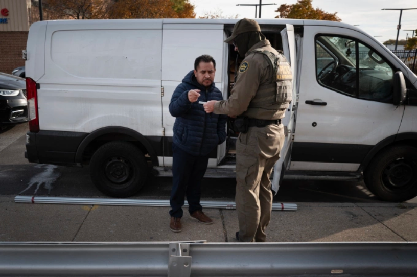 Biên phòng Mỹ kiểm tra giấy tờ của người dân Chicago, bang Illinois, ngày 6/11 trong đợt truy quét nhập cư. Ảnh: AFP