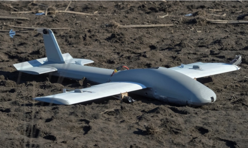 Xác UAV Molniya bị hạ gần tiền tuyến ở tỉnh Dnipropetrovsk hồi tháng 2. Ảnh: Reuters