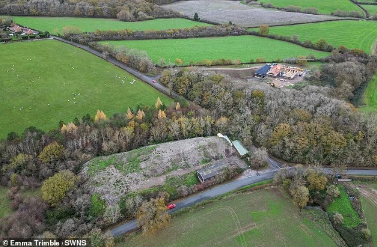 Một bãi rác trộm tại Worcestershire kéo dài hơn 90 mét và cao tới gần 21 mét, tương đương không gian của 8 ngôi nhà lớn. Ảnh: Dailymail