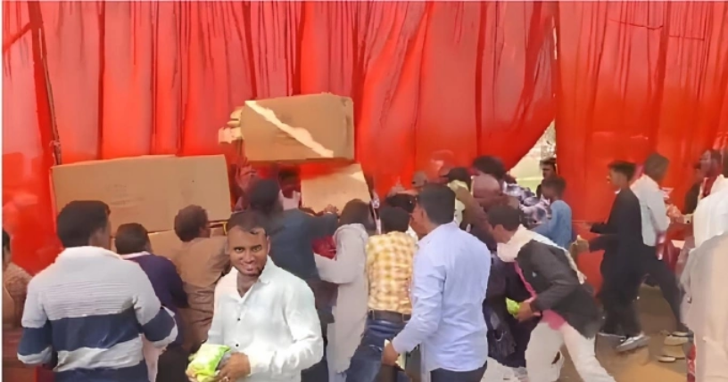 Cảnh hỗn đạp do khách mời tranh cướp đồ ăn nhẹ tại đám cưới tập thể hôm 25/11, ở Ấn Độ. Ảnh: Free Press Journal