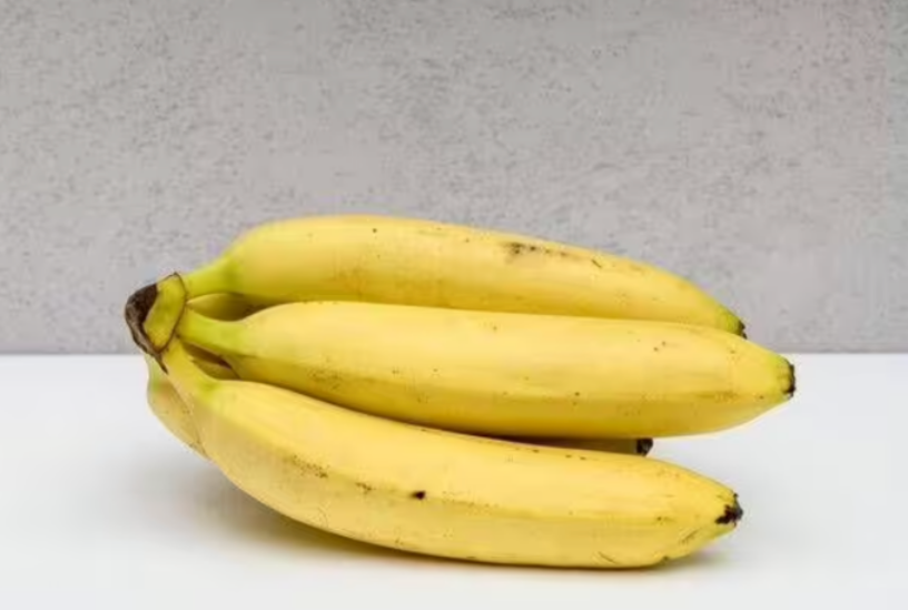 Ngâm cuống chuối trong nước muối giúp chuối tươi lâu. Ảnh: Express