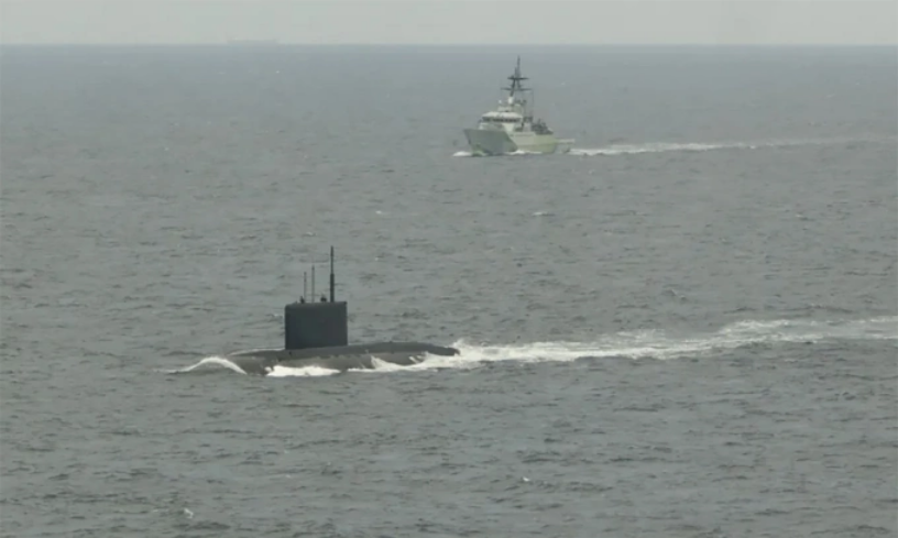 Chiến hạm Anh theo sau một tàu ngầm Nga đi nổi khi qua eo biển Manche trong ảnh công bố ngày 2/7. Ảnh: Hải quân Anh