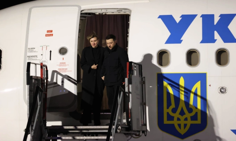 Tổng thống Zelensky và phu nhân xuống máy bay tại Dublin, Ireland hôm 1/12. Ảnh: AP