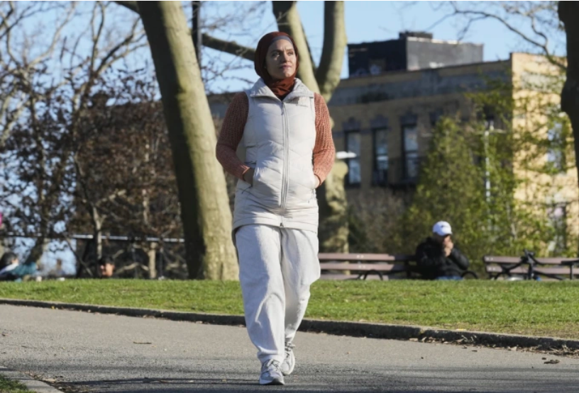 Daniris Espinal đi bộ ở công viên Sunset, Brooklyn, New York, tháng 4/2025. Ảnh: AP