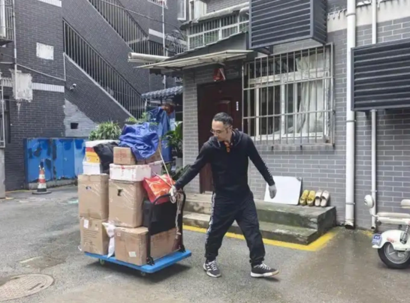 Jia Yuhui khuân vác hàng ở Tây An, Thiểm Tây, Trung Quốc. Ảnh: Jiupai News