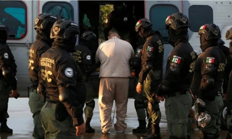 Thành viên lực lượng liên bang Mexico áp giải một tù nhân để dẫn độ sang Mỹ ở Almoloya de Juarez, Mexico, hôm 12/8. Ảnh: Reuters