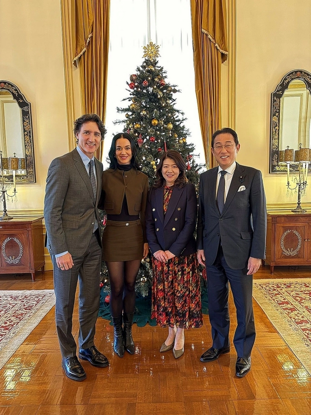 Katy Perry và người yêu chụp hình vợ chồng cựu Thủ tướng Nhật Fumio Kishida bên cây thông Noel. Ảnh: X/ Fumio Kishida