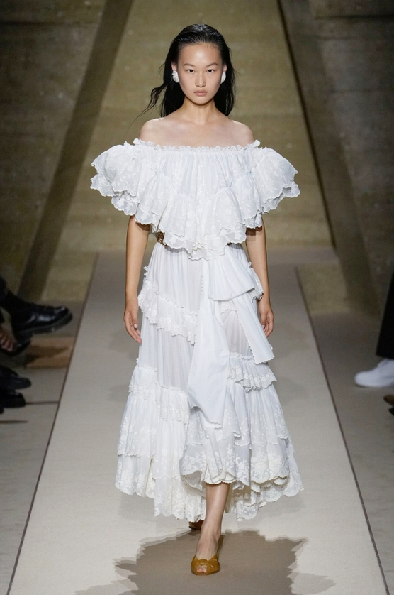 Sắc trắng đục Cloud Dancer đã xuất hiện trong nhiều bộ sưu tập Xuân Hè 2026 từ tháng 9. Ảnh: Gorunway