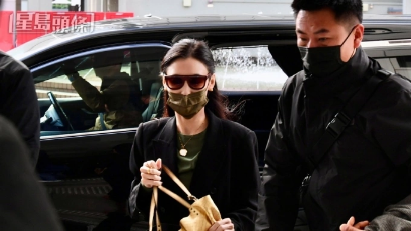 Bá Chi đeo khẩu trang, từ chối trả lời phỏng vấn khi đến tòa án. Ảnh: St Headline