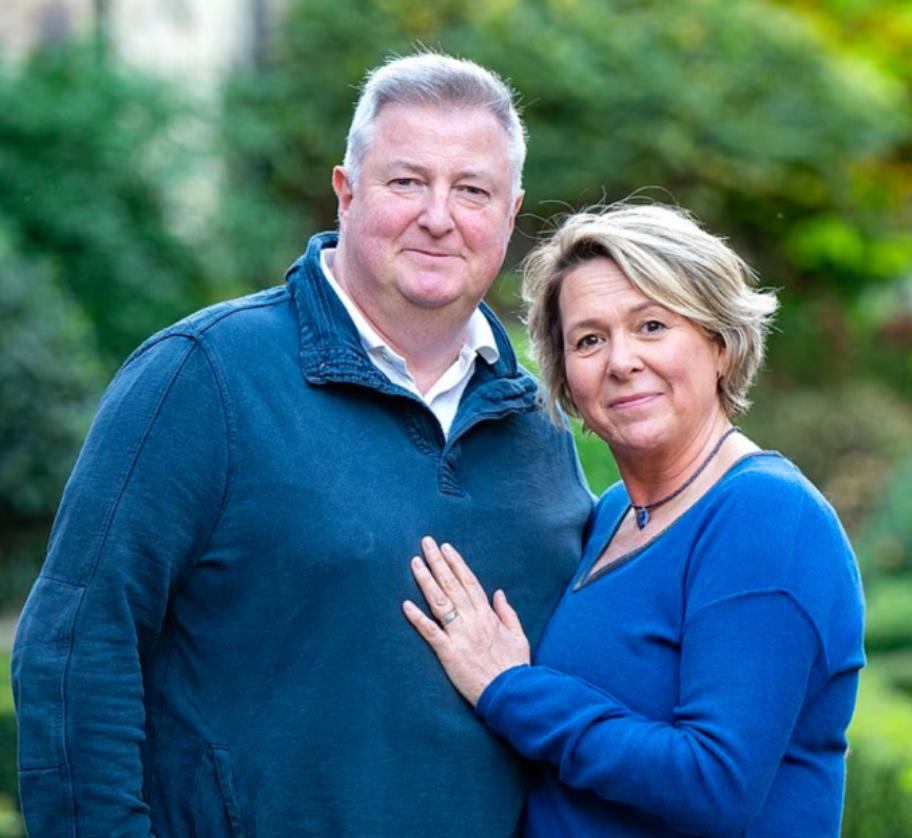 Mikala và Antony ở làng Oundle, North Northamptonshire, Anh. Ảnh: Daily Mail