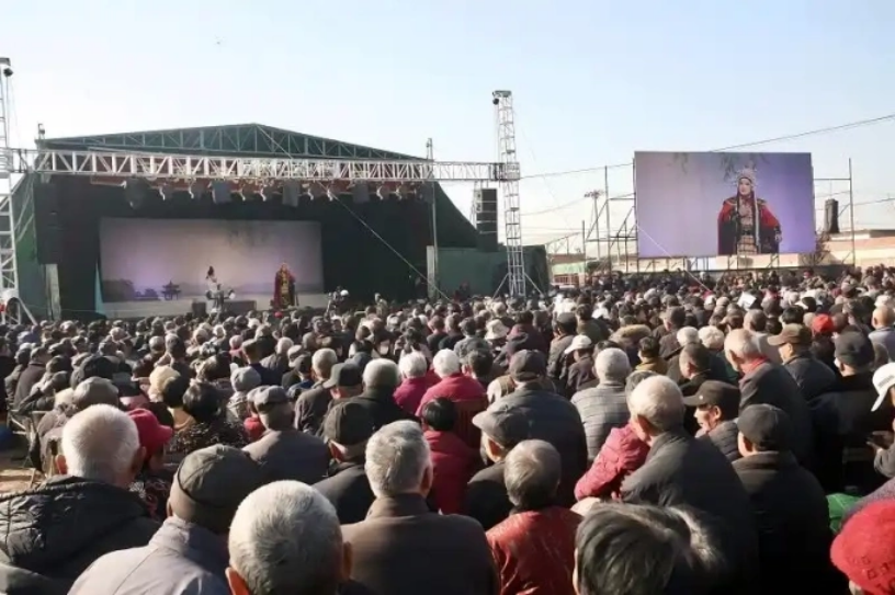 Đãi tiệc hàng nghìn người suốt ba ngày để tưởng nhớ mẹ