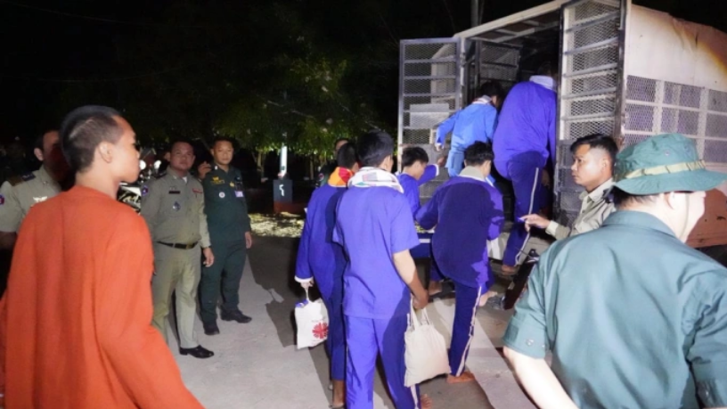 Tù nhân được sơ tán từ nhà tù tỉnh Oddar Meanchey đến cơ sở ở Siem Reap đêm 8/12. Ảnh: Tổng cục Nhà tù Campuchia