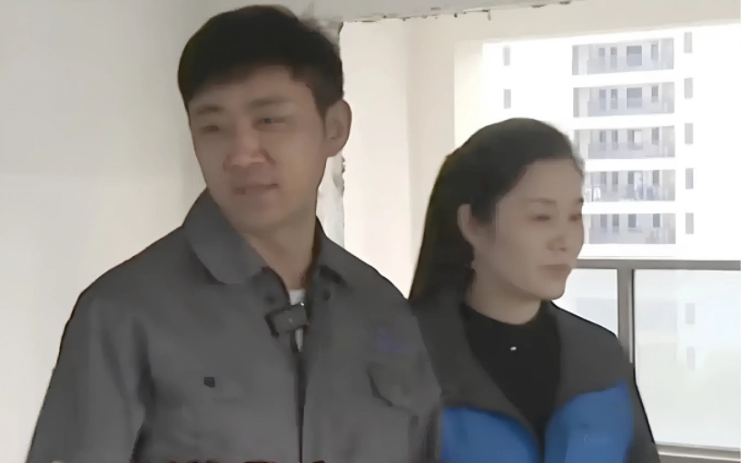 Vợ chồng anh Liang Yinghua và chị Leng Meiling trong căn hộ được công ty tặng tại Ôn Châu, Chiết Giang. Ảnh: Jimu news