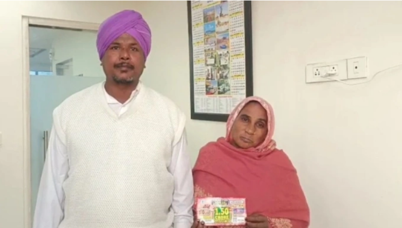 Bà Naseeb Kaur và chồng, ông Ram Singh, đã trúng giải nhất trong xổ số bang Punjab. Ảnh: NDTV