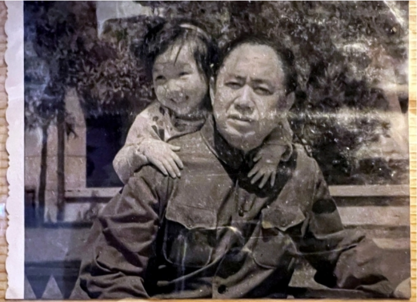 Lu Yuan và bố đầu những năm 1980. Ảnh: Sixthtone