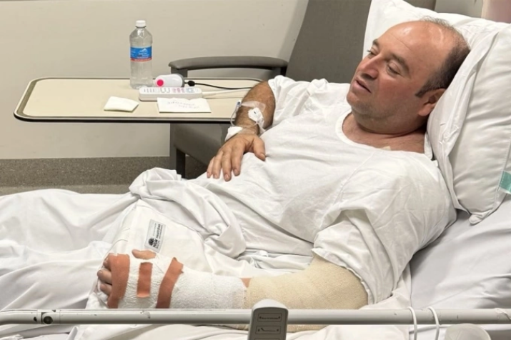 Ahmed al-Ahmed tại bệnh viện St George ở Sydney, ngày 15/12. Ảnh: X/ChrisMinns