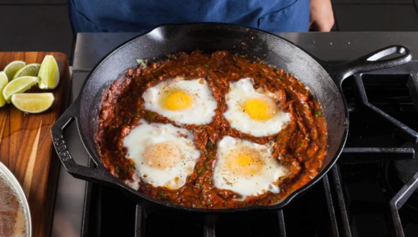 Hạn chế nấu cà chua trong chảo gang thời gian lâu. Ảnh: Toms Guide