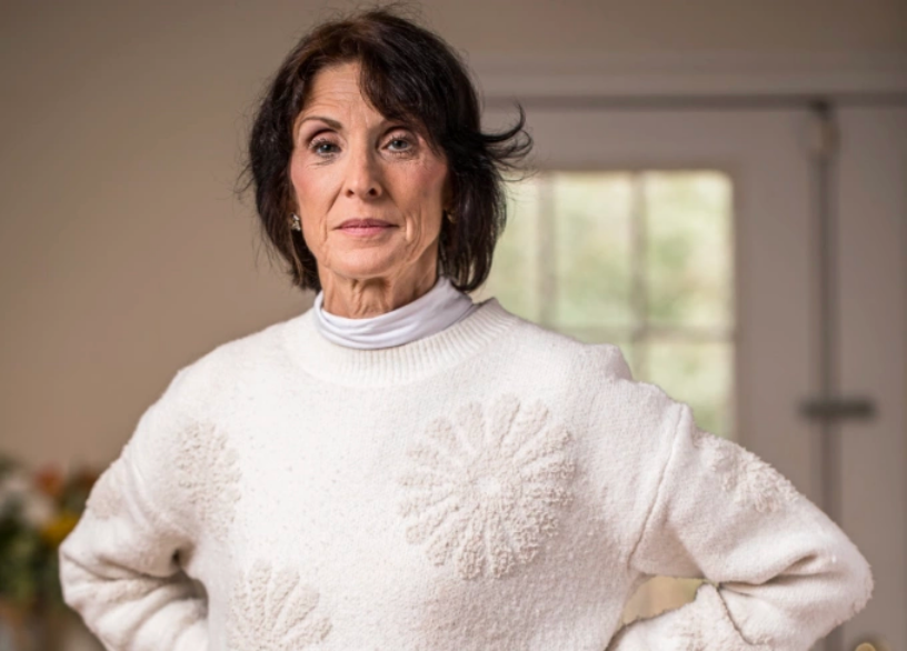 Bà Laura Wellington, 59 tuổi tại nhà ở Connecticut. Ảnh: WSJ