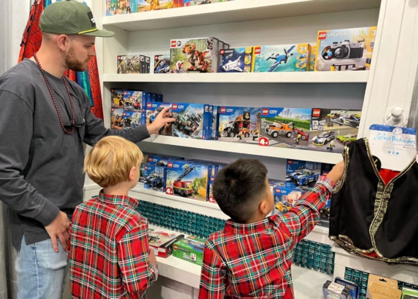 Một gia đình đang mua sắm đồ chơi ở cửa hàng thuộc Seaside, Florida (Mỹ). Ảnh: ST