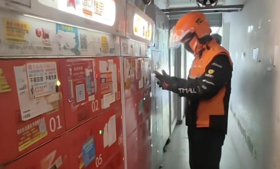 Không gian chật hẹp của trạm sạc Xindian, quận Hồng Khẩu, Thượng Hải, nơi đặt 186 hộc sạc ngay dưới nơi sinh sống của hàng nghìn người. Ảnh: Kankan news