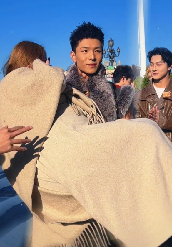 Du khách nữ dùng dịch vụ trai đẹp bế ở công viên giải trí Trùng Khánh, Trung Quốc. Ảnh: Think China