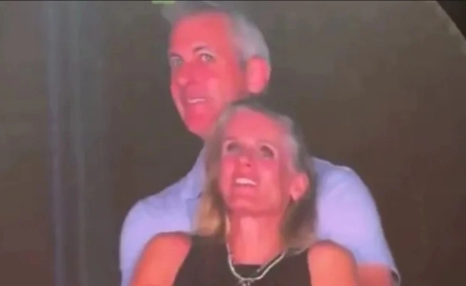 Hình ảnh được cho là Andy Byron và Kristin Cabot tình tứ khi đi xem Coldplay.Ảnh cắt từ video