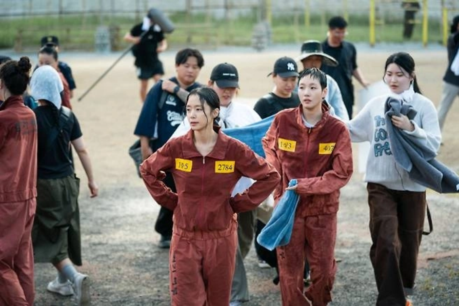 Jeon Do Yeon (trái) và Kim Go Eun trong hậu trường phim. Ảnh: Netflix