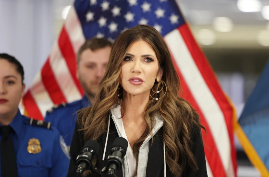 Bộ trưởng An ninh Nội địa Mỹ Kristi Noem tại Las Vegas hôm 22/11. Ảnh: AP