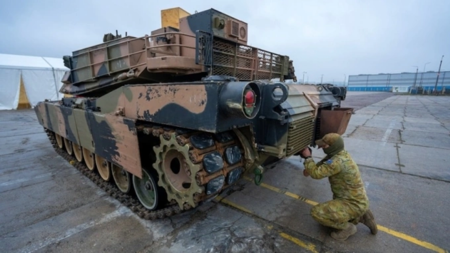 Xe tăng M1A1 Abrams của Australia tại một địa điểm ở Ba Lan trước khi được chuyển sang Ukraine. Ảnh: ABC