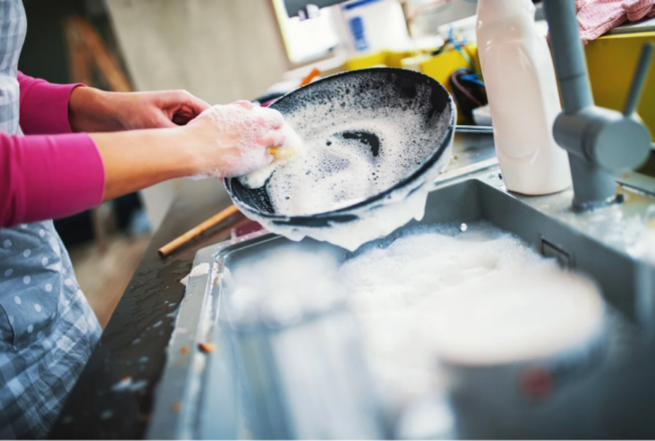 Không rửa chảo khi đang nóng để bảo vệ tuổi thọ chảo. Ảnh: Foodrepublic