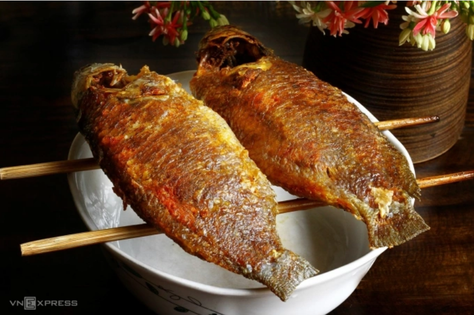 Để cá nghỉ một lúc sẽ giòn lâu hơn. Ảnh: Bùi Thủy