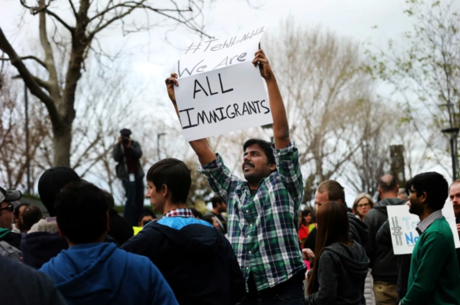 Muthumalla Dhandapani, một người nhập cư Ấn Độ có visa H-1B và là nhân viên của Comcast tại Sunnyvale, California, đã phản đối các sắc lệnh nhập cư của Tổng thống Donald Trump vào năm 2017. Ảnh: Santiago Mejia/San Francisco Chronicle/AP