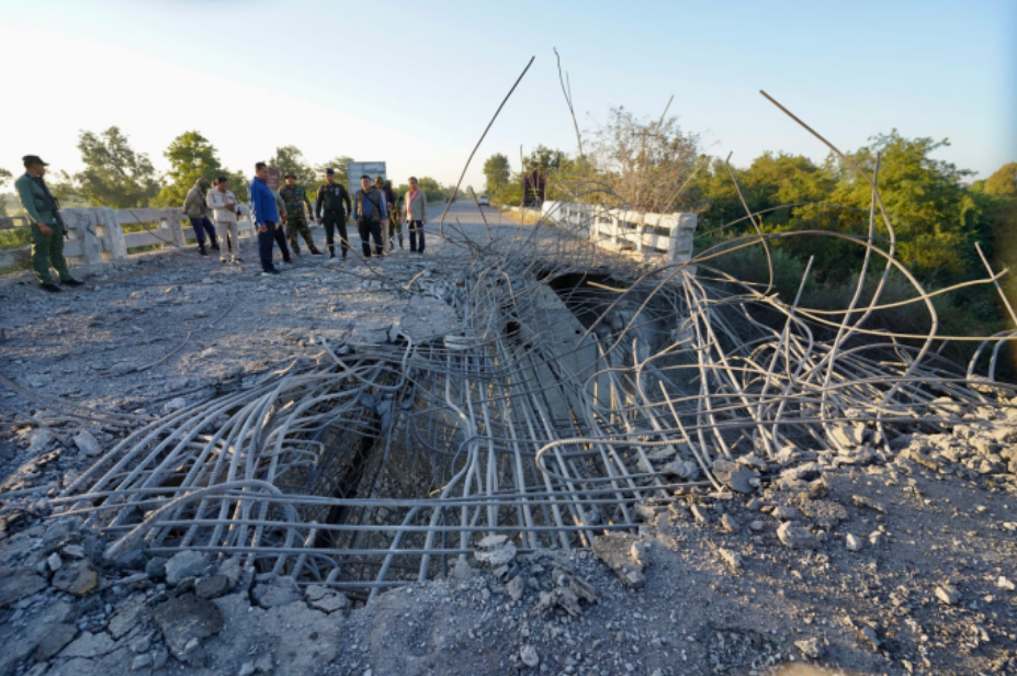 Cầu O Chik nối tỉnh Oddar Meanchey và tỉnh Siem Reap của Campuchia phá hủy vào đêm 19/12. Ảnh: Khmer Times