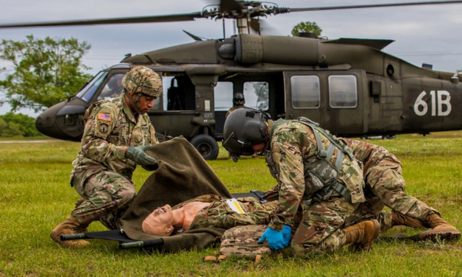 Binh sĩ Mỹ huấn luyện tại vận chuyển thương binh tại căn cứ Fort Rucker, bang Alabama tháng 4/2022. Ảnh: US Army