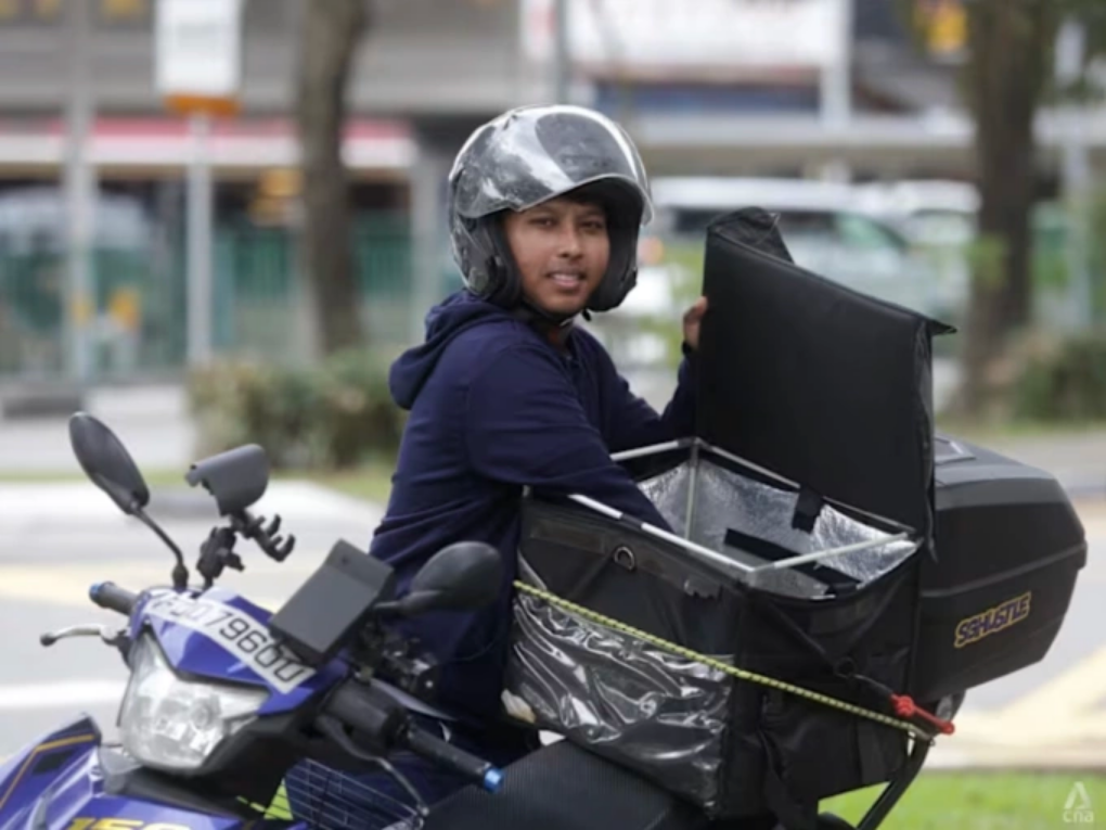 Anh Ridhwan Danial, 29 tuổi, nhân viên giao hàng, đứng bên ngoài cửa hàng Beauty World, ngày 9/12. Ảnh: CNA/Ooi Boon Keong