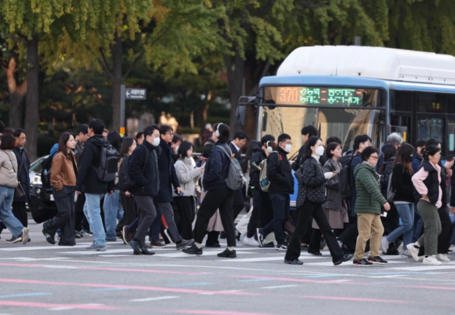 Người dân Hàn Quốc băng qua một con phố gần quảng trường Gwanghwamun, trung tâm Seoul, Hàn Quốc. Ảnh: Yonhap