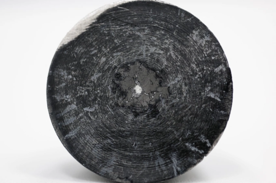 Mẫu samarium được trưng bày tại phòng thí nghiệm ở Paris, Pháp hồi tháng 6. Ảnh: Reuters