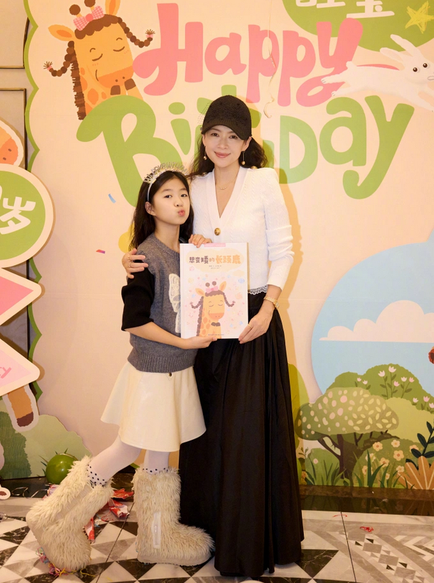 Chương Tử Di và con gái. Ảnh: Weibo