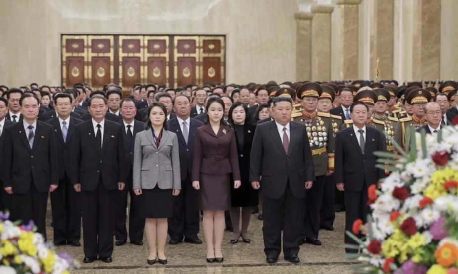 Kim Ju-ae (váy áo nâu) đứng cạnh cha, lãnh đạo Triều Tiên Kim Jong-un, trong chuyến viếng thăm Điện Mặt trời Kumsusan ngày 1/1. Ảnh: KCNA